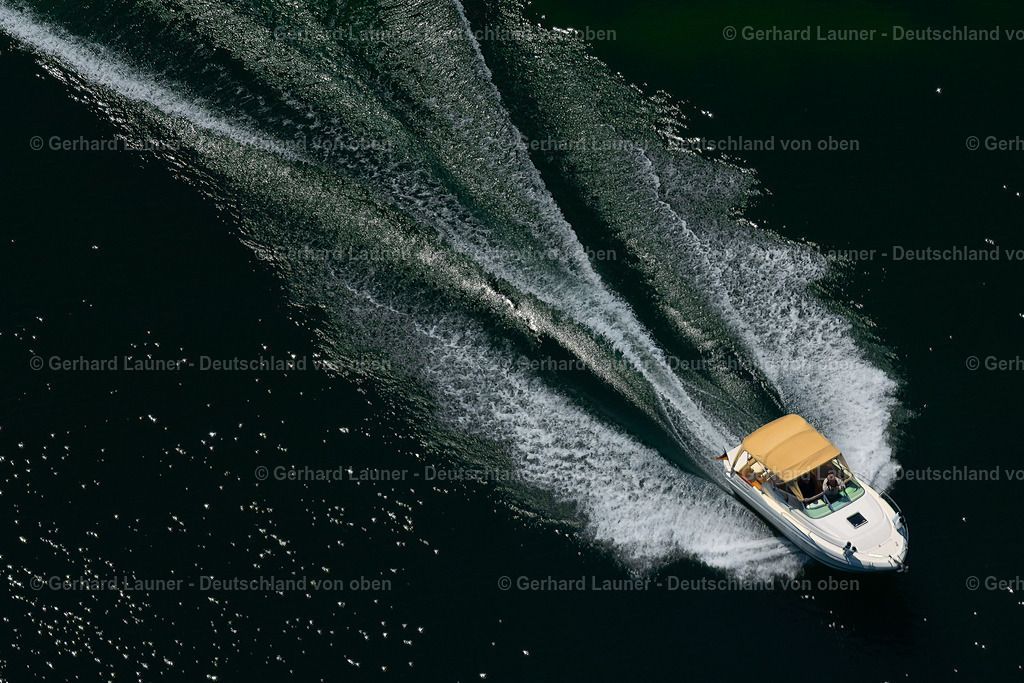 4027443 | RADOLFZELL AM BODENSEE 17.05.2020 Motorboot in Fahrt vor der Halbinsel Mettnau in Radolfzell am Bodensee im Bundesland Baden-Württemberg, Deutschland. // Motorboat in motion vor of Halbinsel Mettnau in Radolfzell am Bodensee in the state Baden-Wuerttemberg, Germany. Foto: Gerhard Launer