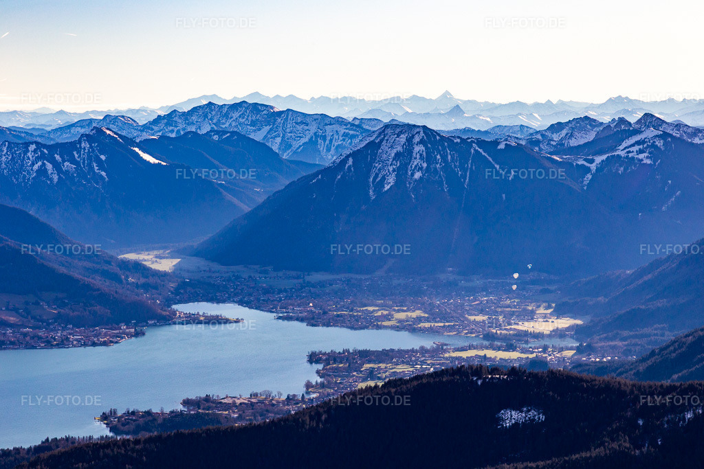 Luftbild: Ortsansicht von Nordwesten im Ortsteil Holz in Tegernsee im Bundesland Bayern in Deutschland. Foto: IMG_139622.jpg vom 28.12.2023 durch Werner Riehm/FLY-FOTO.de