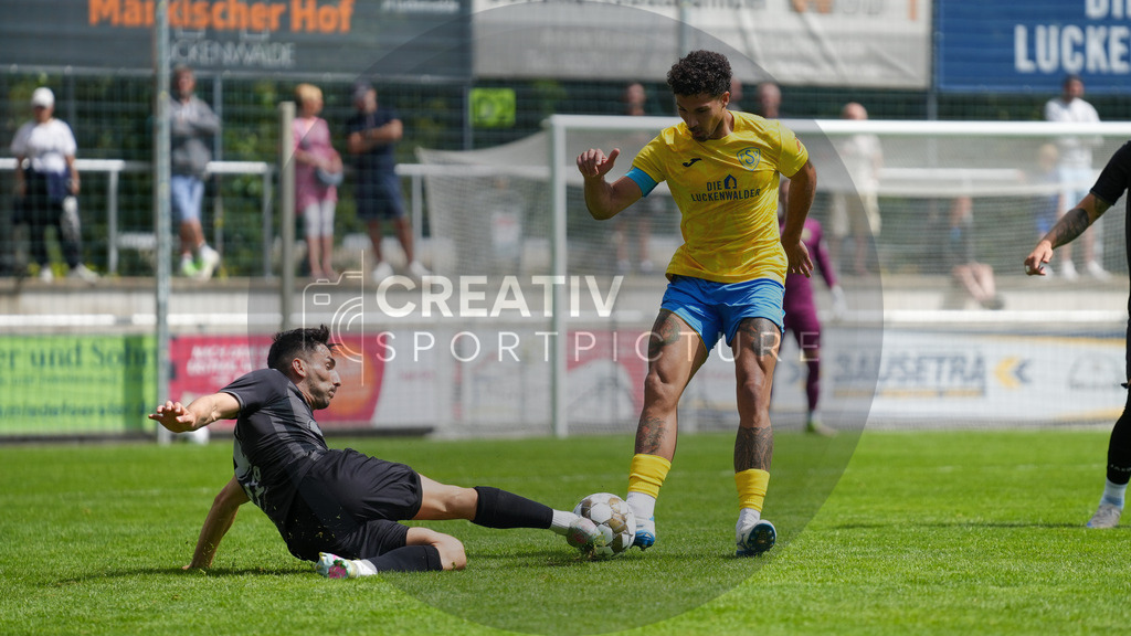 Fußball, Herren, Saison 2025/2026, Regionalliga Nordost, 2. Spieltag, FSV 63 Luckenwalde vs. Chemnitzer FC, Samstag 02.08.2025, Werner-Seelenbinder-Stadion Luckenwalde | Fußball, Herren, Saison 2025/2026, Regionalliga Nordost, 2. Spieltag, FSV 63 Luckenwalde vs. Chemnitzer FC, Samstag 02.08.2025, Werner-Seelenbinder-Stadion Luckenwalde, Im Bild: Domenico Alberico (l. Chemnitz) und Andreas Pollasch (r. Luckenwalde) - Realisiert mit Pictrs.com