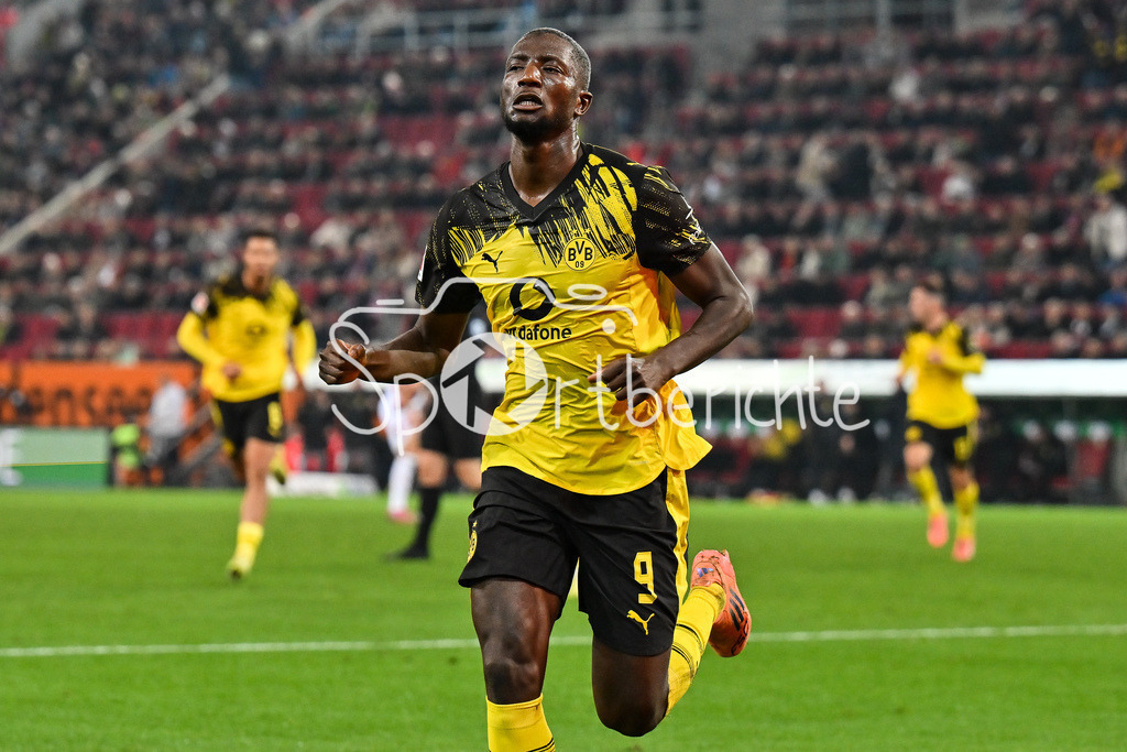 FC Augsburg - Borussia Dortmund | AUGSBURG, GERMANY - Serhou GUIRASSY (Borussia Dortmund 9) celebrates the goal to 0-1 during the bundesliga match between FC Augsburg vs. Borussia Dortmund on matchday 9 at WWK Arena on October 31, 2025 in Augsburg, Germany / DFL REGULATIONS PROHIBIT ANY USE OF PHOTOGRAPHS AS IMAGE SEQUENCES AND/OR QUASI-VIDEO / Carney CHUKWUEMEKA (Borussia Dortmund 17)
