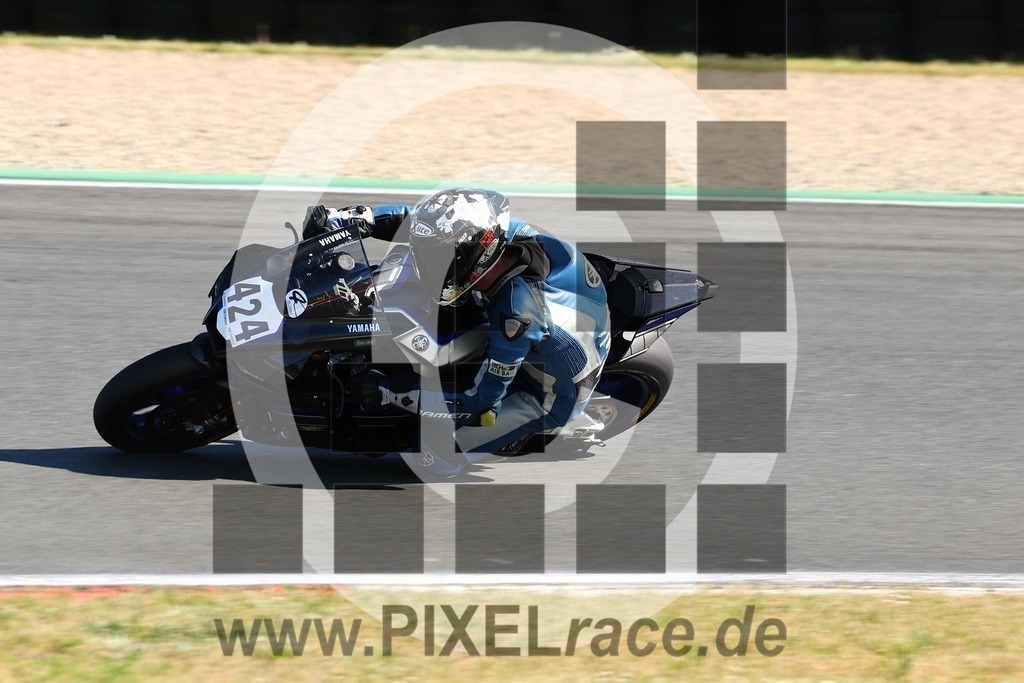 0424-20240513_03855 | Schöne Erinnerungen an spannende Momente - das festzuhalten ist unser Job. PIXELrace.de ist seit 2003 auf den Rennstrecken Europas unterwegs um die Action draußen beim Fahren und die wunderbare Stimmung imm Fahrerlager für euch einzufangen.