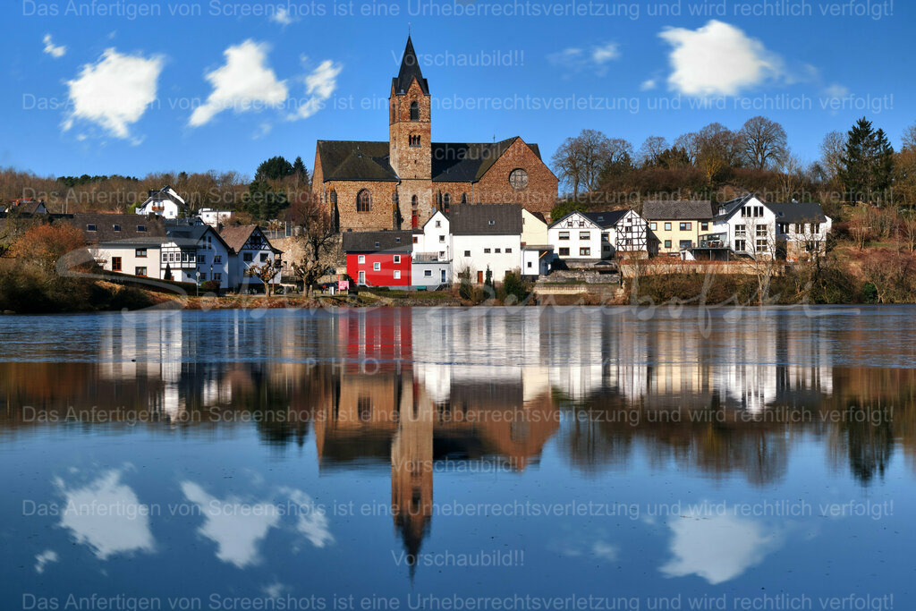 Blick über das Ulmener Maar | Die perfekte Spiegelung. Ulmen spiegelt sich im Ulmener Maar. - Realisiert mit Pictrs.com