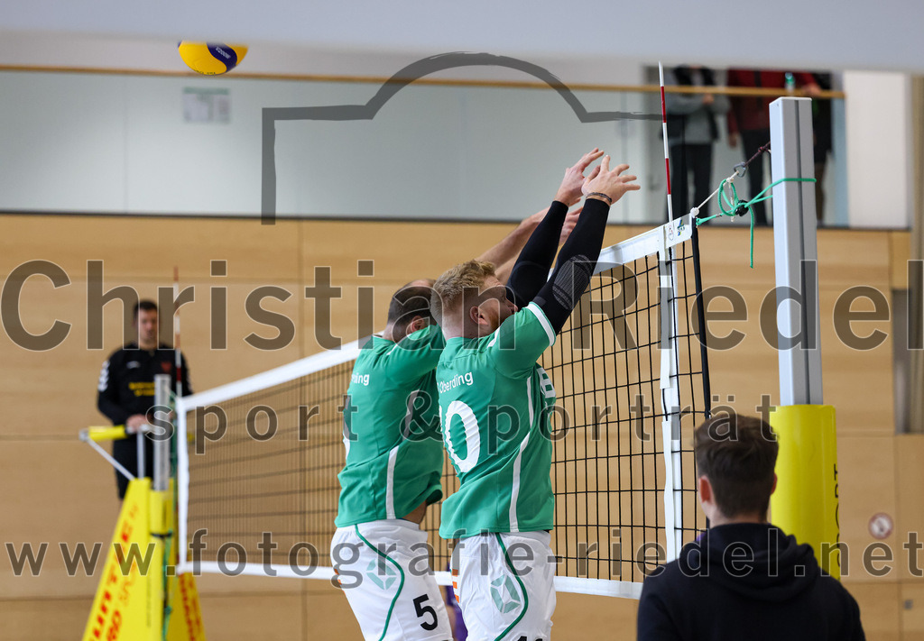 2022-11-12_081_TuS_Oberding_gegen_SC_Freising_II | Oberding, Deutschland, 12.11.2022:
Volleyball, Bezirksliga Ost 2022 / 2023, 7. Spieltag, TuS Oberding gegen MTV Pfaffenhofen II, Endergebnis: 3:2

Andre Paul (TuS Oberding, #5), Benedikt Lösch (TuS Oberding, #10)

Foto: Christian Riedel / fotografie-riedel.net