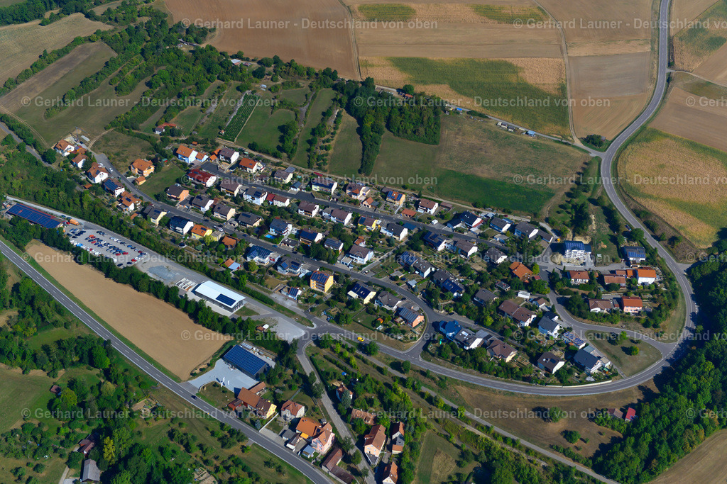 3650436 | BIEBEREHREN 13.09.2016 Wohngebiet einer Einfamilienhaus- Siedlung am Rande von landwirtschaftlichen Feldern in Bieberehren im Bundesland Bayern, Deutschland // Single-family residential area of settlement on the edge of agricultural fields in Bieberehren in the state Bavaria, Germany Foto: Gerhard Launer