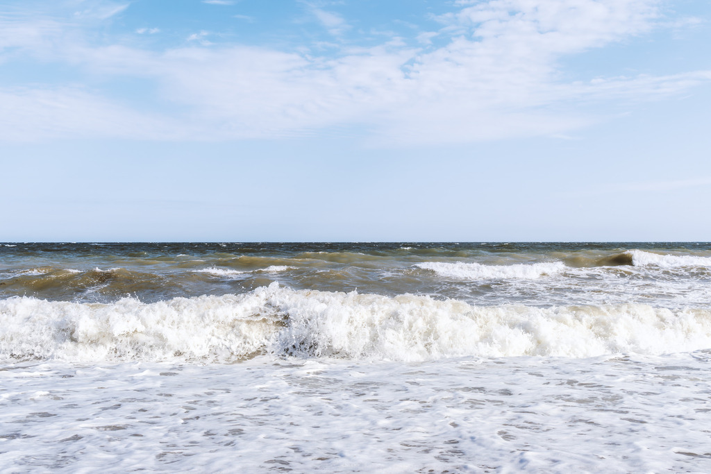 Wandbild: Wellen an der Küste von Schönhagen | Das Wandbild zeigt die Brandung in Schönhagen: kräftige Wellen, weißer Schaum und die weite Ostsee unter einem Himmel mit hellen Wolken. Die Bewegung des Wassers verleiht dem Motiv eine natürliche Dynamik, während die klare Horizontlinie Ruhe und Weite schafft. Dieses Bild bringt die lebendige, maritime Atmosphäre der Schönhagener Küste in den Raum und vermittelt die Kraft und Frische der Ostsee.