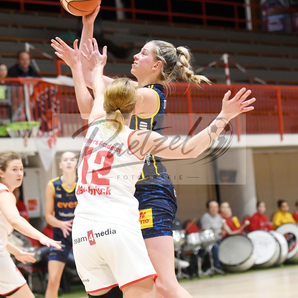 20200209_PAOEBS_0034 | Basketball, Frauen: Katrin Sokoll-Potratz (Panthers Academy Osnabrueck) und Harriet Ottewill-Soulsby (Eintracht Braunschweig) im Zweikampf waehrend des Spiels der 2. DBBL zwischen Panthers Academy Osnabrueck und Eintracht Braunschweig im datos – home of the panthers am 09.02.2020 in Osnabrueck, Deutschland. - Realisiert mit Pictrs.com