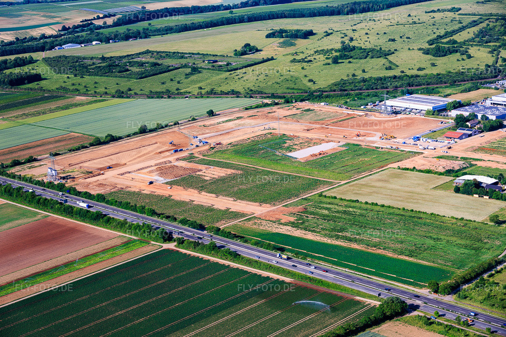 Luftbild: Gewerbegebiet D12 mit Baustelle für Geothermiekraftwerk und Umspannstation von Vulcan aus Nordosten in Landau in der Pfalz im Bundesland Rheinland-Pfalz in Deutschland.Foto: IMG_156982.jpg vom 29.05.2026 durch Werner Riehm/FLY-FOTO.deAuflösung des Originals: 6000 x 4000 pxVULCAN ENERGY RESOURCES