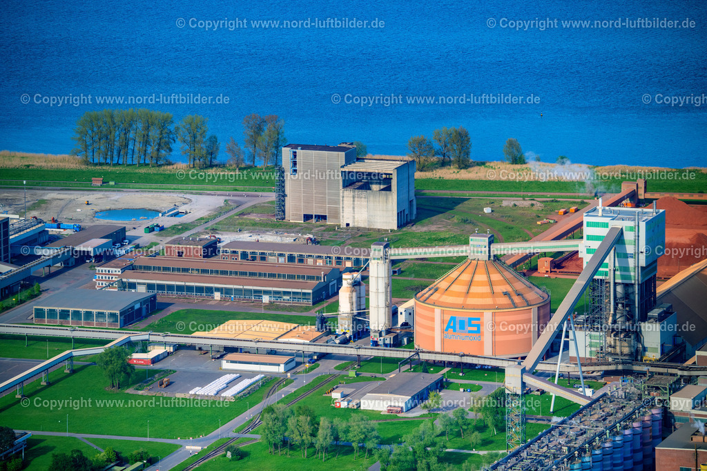 Stade_Bützfleth_Muell_Verbrennungsruine_ELS_9259290424 | STADE 29.04.2024 Hafenanlage Stader Seehafen AOS am Bützflether Sand in Bützfleth im Bundesland Niedersachsen, Deutschland. Weiterführende Informationen bei: Dow Deutschland Anlagengesellschaft mbH. // Stader Seehafen Refinery equipment and management systems on the factory premises of the mineral oil manufacturers of Dow Deutschlond Anlagengesellschaft mbH in Buetzfleth in the state Lower Saxony, Germany. Further information at: Dow Deutschland Anlagengesellschaft mbH. Foto: Martin Elsen