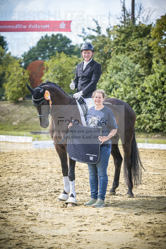 DOS_4324 | Entdecke hochwertige Reitturnierfotos von Foto Oger. Professionell, emotional und authentisch – jetzt Lieblingsmomente im Shop bestellen.Deutschlandweite Turnierfotografie. - Realisiert mit Pictrs.com