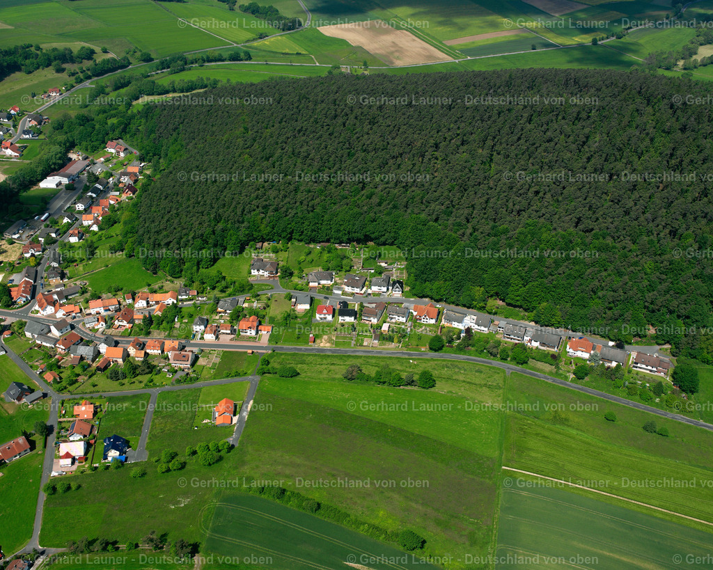 2615496 | RUHLKIRCHEN 09.06.2006 Landwirtschaftliche Nutzflächen und Feldgrenzen  umsäumen das Siedlungsgebiet des Dorfes in Ruhlkirchen im Bundesland Hessen, Deutschland // Agricultural land and field boundaries surround the settlement area of the village  in Ruhlkirchen in the state Hesse, Germany Foto: Gerhard Launer