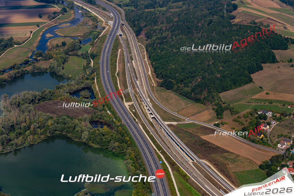 Die Luftbildaufnahme Bahn-strasse - Verkerswege wurde 2019 mittels Flugzeug (keine Drohne) erstellt. Perfekte Schärfe und Druck- Ergebnisse- Garantiert!