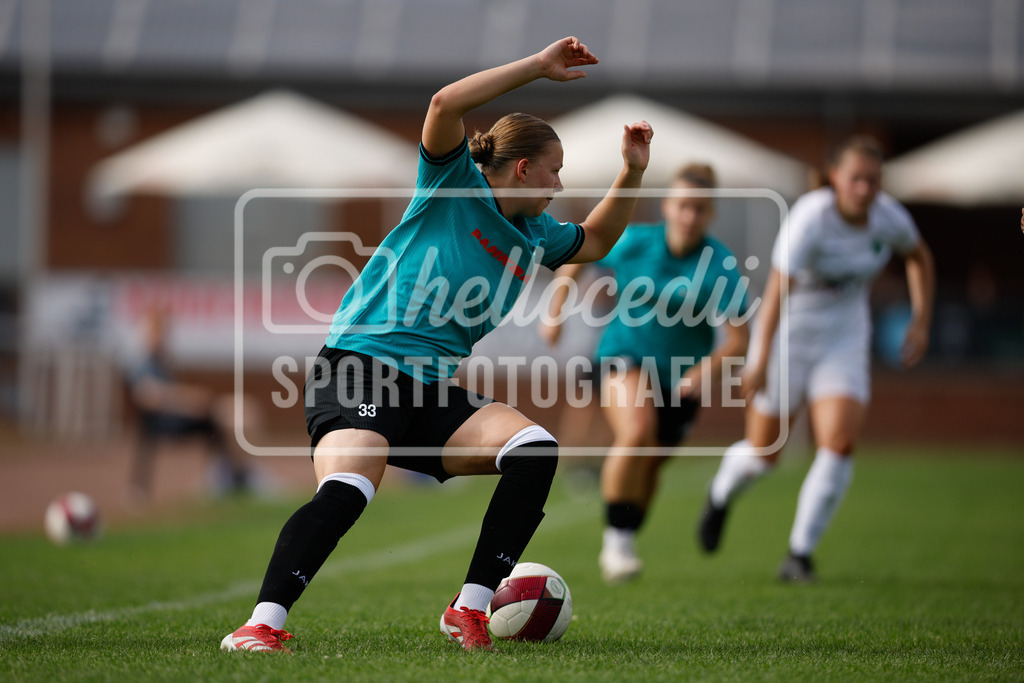 Fußball I Frauen I Westfalenpokal 26-27 I DJK GW Amelsbüren - SSV Rhade  I 18825 | Nele Wansing (33, SSV Rhade) stoppt den Ball. - Realisiert mit Pictrs.com