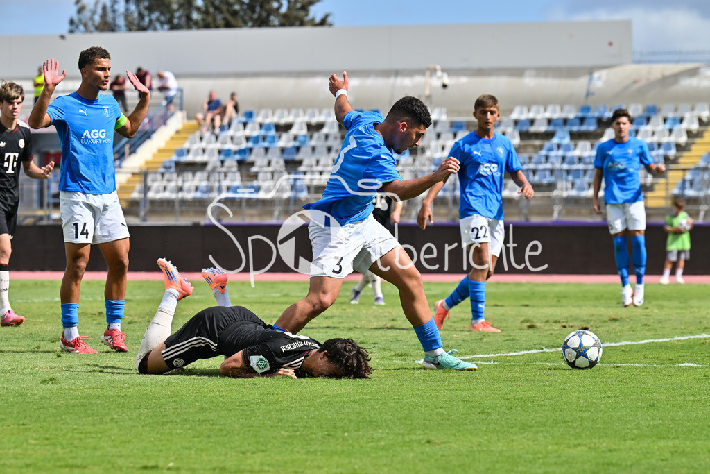 Papohs FC U19 - FC Bayern München U19 | im Duell  Panagiotis TSVIVKOS (Paphos FC U19 19) und Adin LICINA (FCB #7) / Zweikampf / UEFA Youth League: Paphos FC U19 - FC Bayern München U19; Stelios Kyriakides Stadium am 30.09.2025