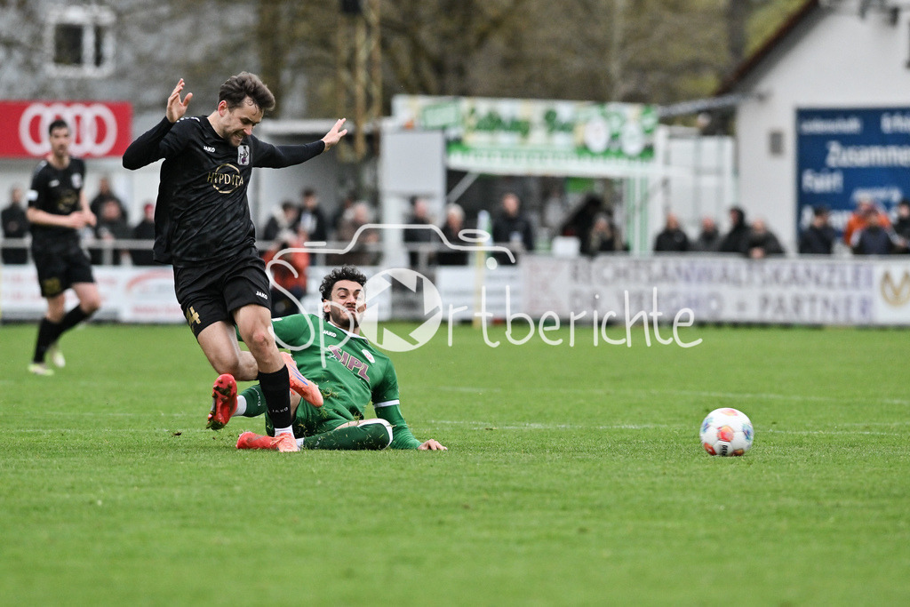 VfB Eichstätt - TSV Schwaben Augsburg | EICHSTÄTT, GERMANY - 14. APRIL: im Duell Pascal SCHITTLER (VFB Eichstätt 32) und Elias HERZIG (TSV Schwaben Augsburg 24) während dem Match zwischen dem VfB Eichstätt und dem TSV Schwaben Augsburg am 19. Spieltag der Regionalliga Bayern im Hirsch Sportpark