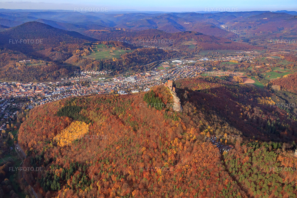 Luftbild: Stadtübersicht hinter dem Trifels im Herbstwald aus Süden in Annweiler am Trifels im Bundesland Rheinland-Pfalz in Deutschland. Foto: IMG_085139.jpg vom 08.11.2015 durch Werner Riehm/FLY-FOTO.de