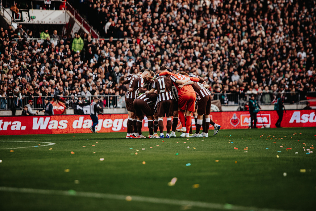 IMG_4923 | Der offizielle Shop für FC St. Pauli Fotos. Wähle aus Spielszenen & Fanmomenten dein FCSP Wunschformat. Wir liefern Millerntor-Atmosphäre.