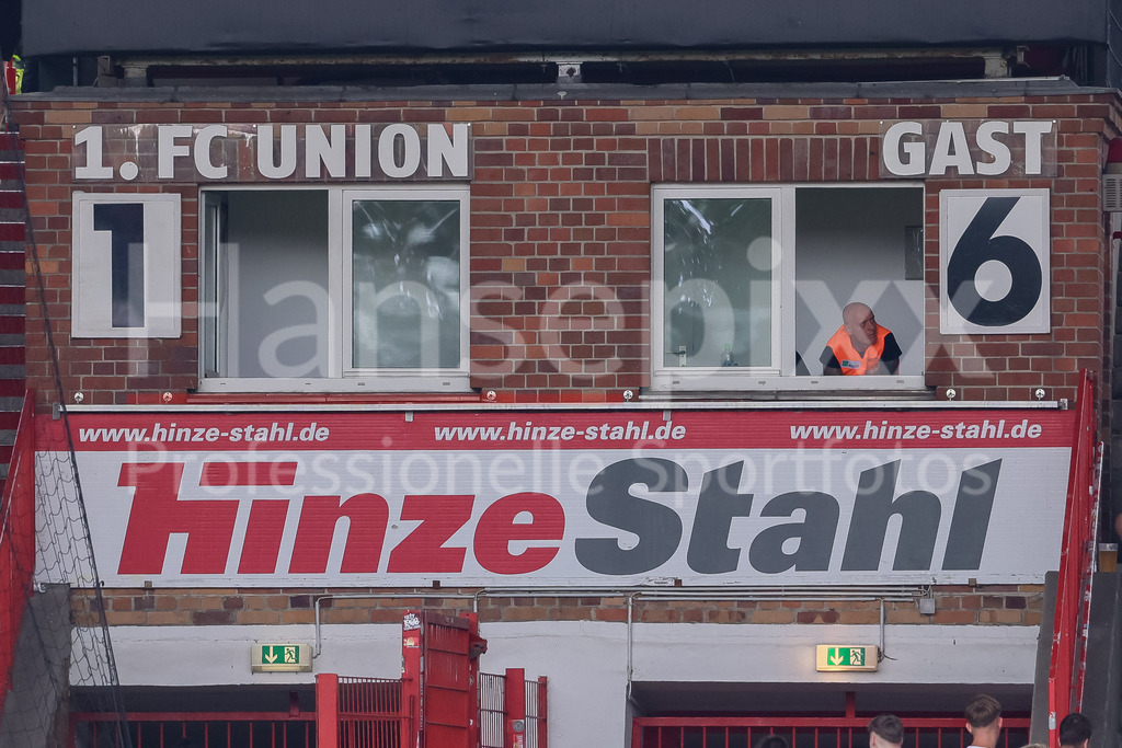 Fussball, Testspiel Frauen, 1. FC Union Berlin - SV Werder Bremen | v.li.: Die Anzeigetafel zeigt den Spielstand von 1:6 an, Ergebnis, Endergebnis, Endstand, Tore, Anzeige, manuelle Anzeige, Kult, Nostaligie, altmodisch, klassisch
