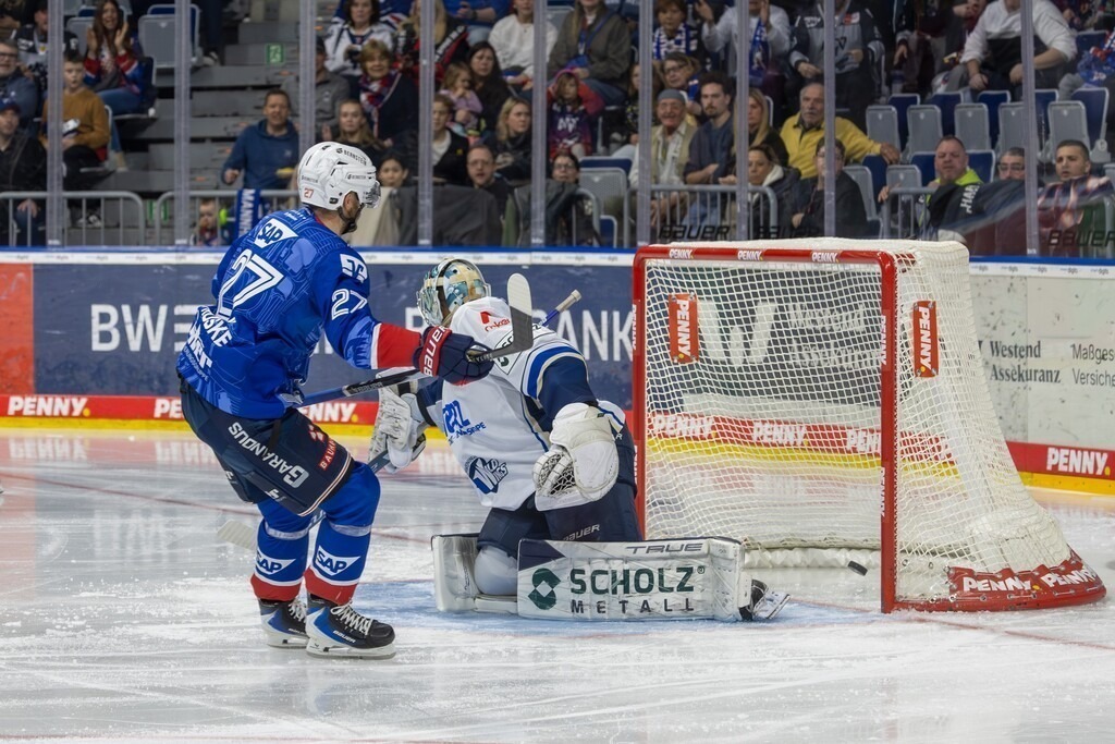 DEL, Deutsche Eishockey Liga Saison 2025/26, 52. Spieltag: Adler Mannheim gegen Schwenninger Wild Wings | DEL, Deutsche Eishockey Liga Saison 2025/26, 52. Spieltag: Adler Mannheim gegen Schwenninger Wild Wings***Yannick Proske (27, Mannheim) erzielt das 2:0 - Realisiert mit Pictrs.com