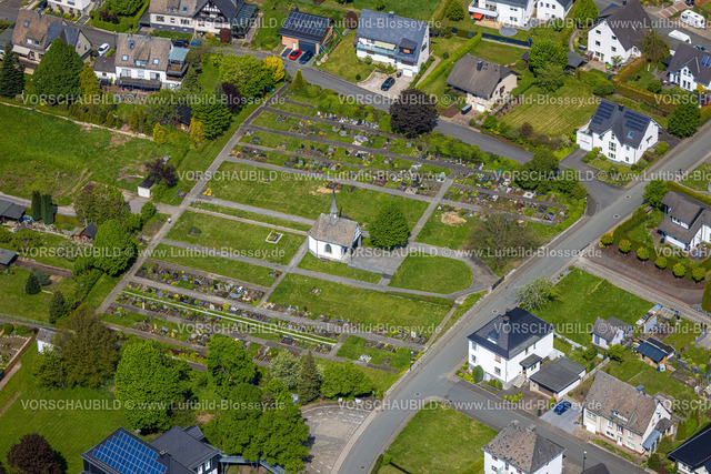 Bestwig240503044 | Luftbild, Nuttlar Friedhof Gräberfeld und Friedhofskapelle, Zum Kreuzberg, Nuttlar, Bestwig, Sauerland, Nordrhein-Westfalen, Deutschland