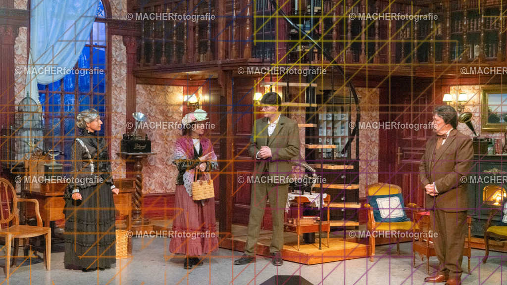 106_MFL-2025 | Portraitbilder von Regisseur; Darsteller; Techniker; Maske; Kostüme; Chor; Musiker; Bilderserie der Generalprobe und der Premierenvorstellung, Szenenbilder; Ausdrucksstudien; Bühnenüberblick; Bühnenkulissen; Pressefotos inkl. Redaktionsfoto Darstellergruppe.