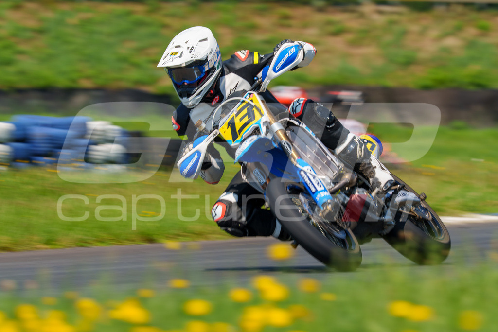 G-Cup + Supermoto Staatsmeisterschaft + Hungarian Supermoto Championship | GRIPcapture steht für authentische Sportfotografie in Österreich – für Momente, die mehr sind als Geschwindigkeit oder Ergebnis. Es geht um Emotion, Spannung, Fokus und den Augenblick, der oft nur einen Wimpernschlag dauert.Ob Motorsport, Teamsport oder 