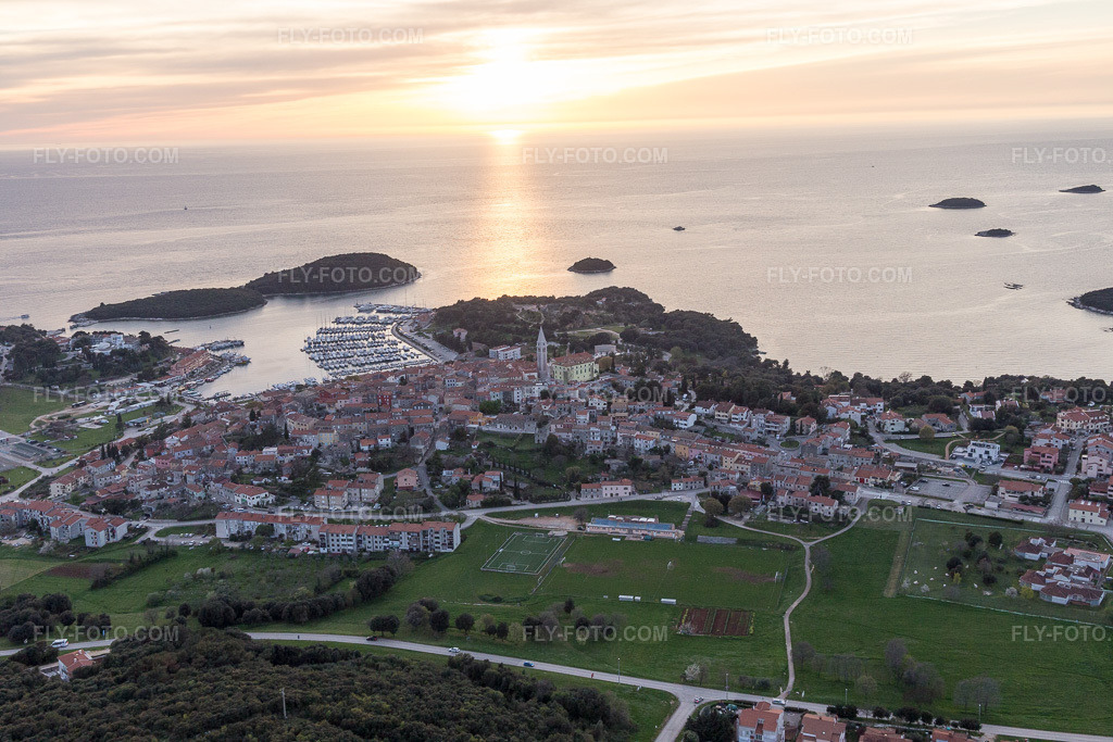 Aerial view: View of the town in Vrsar in the state Gespanschaft Istrien, Croatia. – Photo: IMG_106477.jpg taken on 04/14/2018 by Werner Riehm/FLY-FOTO.com – Resolution of the original: 5472 x 3648 px