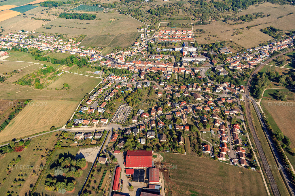 Aerial view: View of the town from the south in Bainville-sur-Madon in the state Meurthe et Moselle, France. – Photo: IMG_118270.jpg taken on 09/15/2019 by Werner Riehm/FLY-FOTO.com – Resolution of the original: 5472 x 3648 px