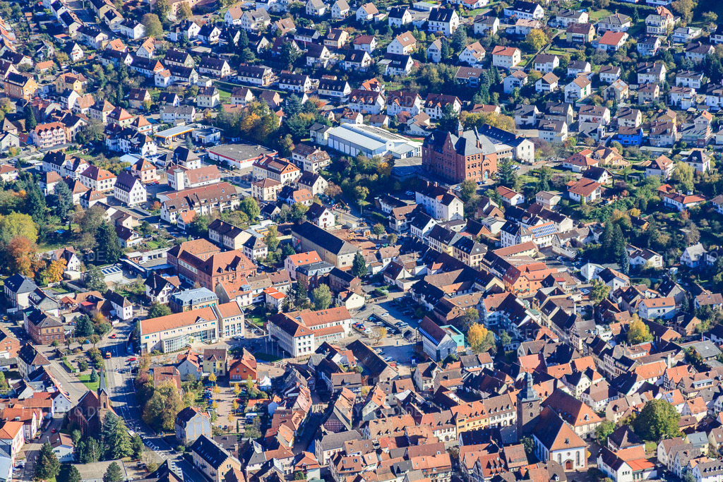 Luftbild: Ortszentrum von Osten mit Stadtkirche und Grundschule in Annweiler am Trifels im Bundesland Rheinland-Pfalz in Deutschland. Foto: IMG_34756.jpg vom 26.10.2010 durch Werner Riehm/FLY-FOTO.deAuflösung des Originals: 4752 x 3168 pxWWW.EVKIRCHE-QUEICH-WEINSTRASSE.DE