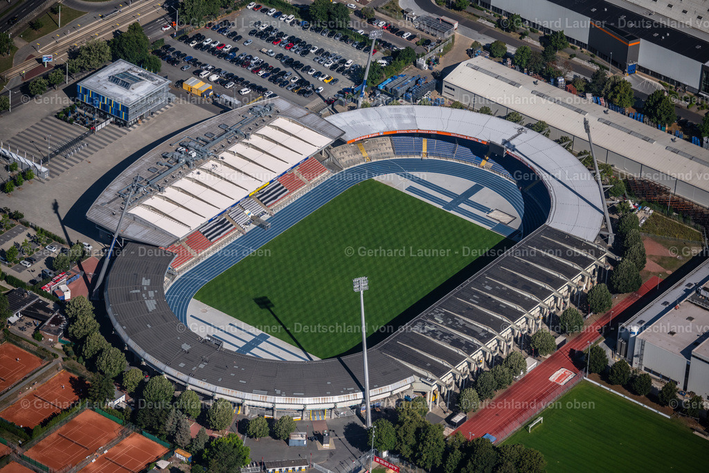 4035048 | BRAUNSCHWEIG 31.07.2020 Sportstätten-Gelände der Arena des Stadion EINTRACHT-STADION in Braunschweig im Bundesland Niedersachsen. Weiterführende Informationen bei: Eintracht Braunschweig GmbH &amp; Co. KGaA,  Ingenieurbüro Hornig GmbH und Co. KG,  SCHULITZ Architekten GmbH,  Stadthalle Braunschweig Betriebsgesellschaft mbH. // Sports facility grounds of the Arena stadium in Braunschweig in the state Lower Saxony. Further information at: Eintracht Braunschweig GmbH &amp; Co. KGaA,  Ingenieurbuero Hornig GmbH und Co. KG,  SCHULITZ Architekten GmbH,  Stadthalle Braunschweig Betriebsgesellschaft mbH. Foto: Gerhard Launer