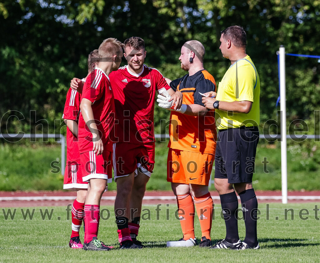 2023-08-19_074_SG_Markt_Schwaben_II_gegen_TSV_Ottobrunn_III | Markt Schwaben, Deutschland, 19.08.2023:
Fußball, C-Klasse 2023 / 2024, 1. Spieltag, (SG) Markt Schwaben II gegen TSV Ottobrunn III, Endergebnis: 0:4

Sebastian Hilger (SG Markt Schwaben, #15), Anton Böhm (SG Markt Schwaben, #10), Torwart Sebastian Handrick (SG Markt Schwaben, #23), Schiedsrichter Patrick König

Foto: Christian Riedel / fotografie-riedel.net