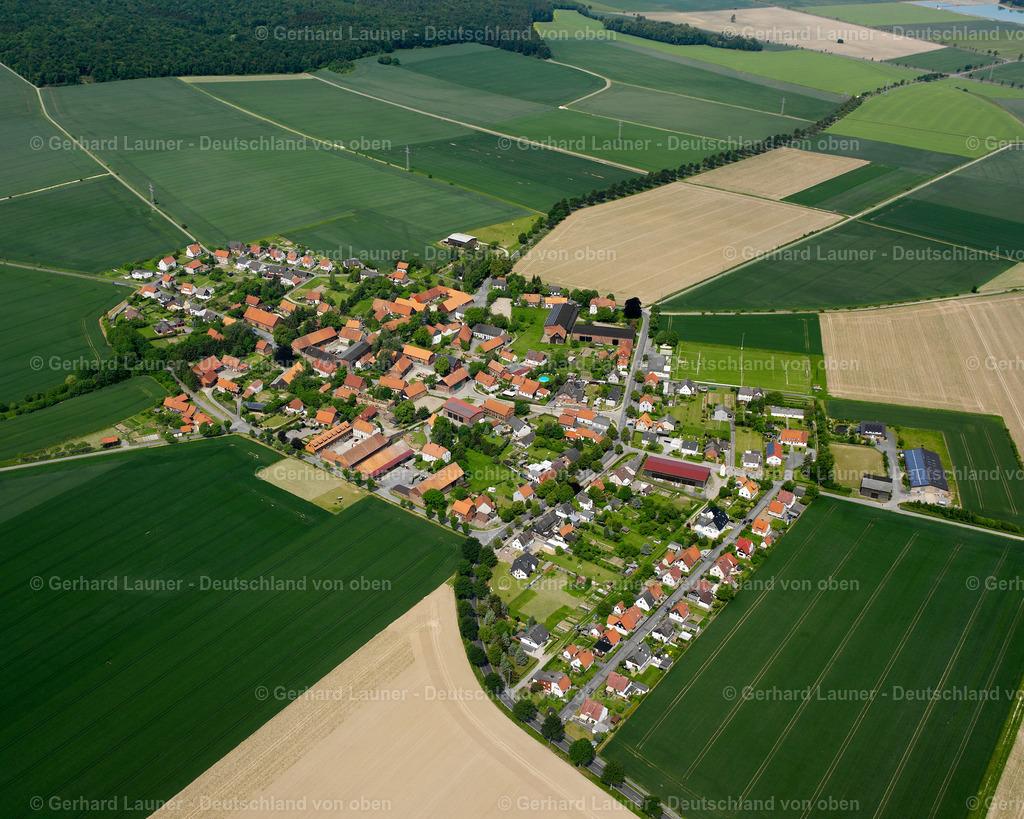 2638072 | UPEN 09.06.2006 Landwirtschaftliche Nutzflächen und Feldgrenzen  umsäumen das Siedlungsgebiet des Dorfes in Upen im Bundesland Niedersachsen, Deutschland // Agricultural land and field boundaries surround the settlement area of the village  in Upen in the state Lower Saxony, Germany Foto: Gerhard Launer