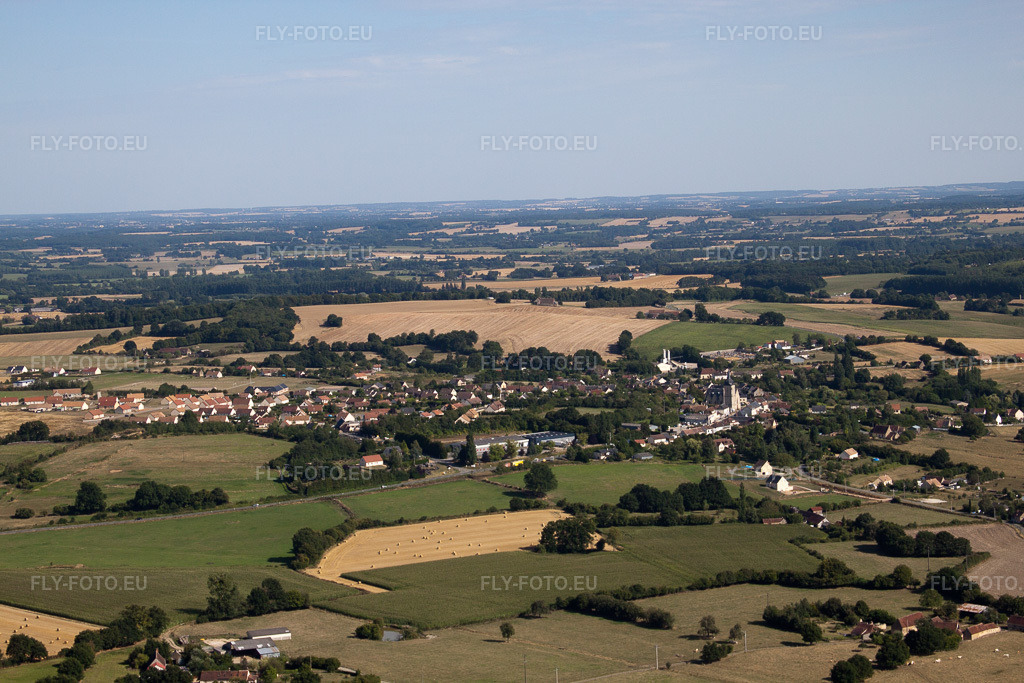Vue aérienne: Vue de la ville à Lamnay dans le département Sarthe, France. Photo: IMG_20082.jpg prise le 31/07/2009 par Werner Riehm/FLY-FOTO.eu – Résolution de l'original: 4752 x 3168 px