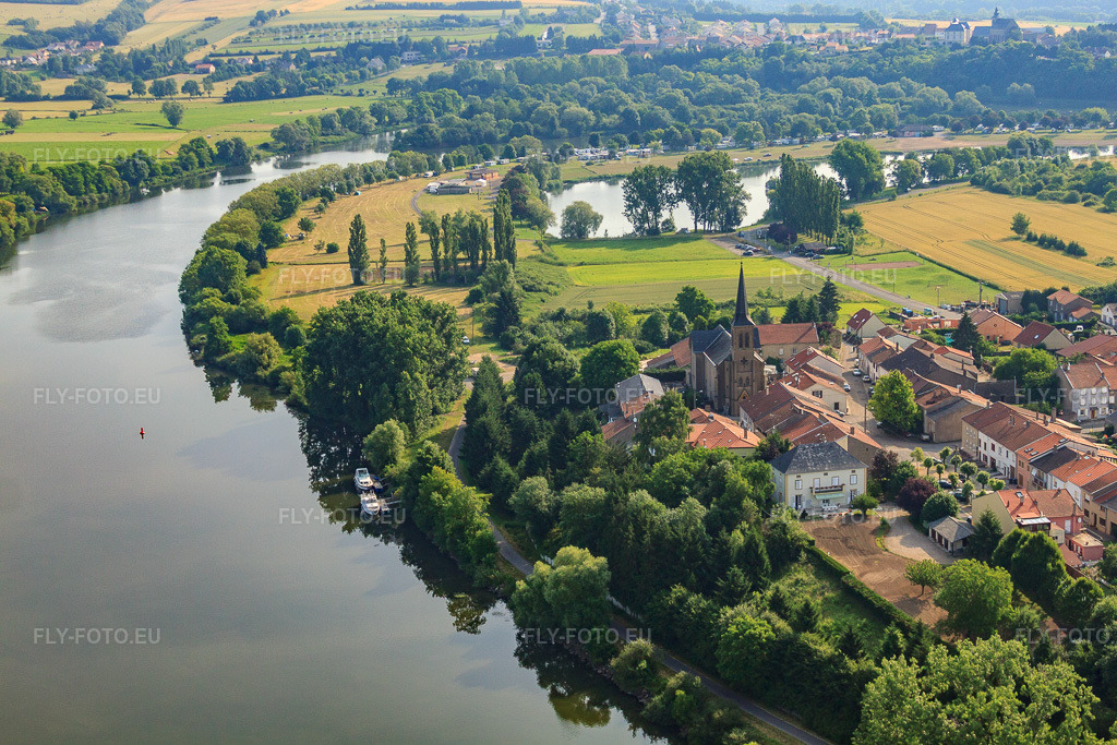 Vue aérienne: Village sur les rives de la Moselle, vu du sud à Malling dans le département Moselle, France – .Photo: IMG_29397.jpg prise le 26/06/2010 par Werner Riehm/FLY-FOTO.eu – Résolution de l'original: 4752 x 3168 px