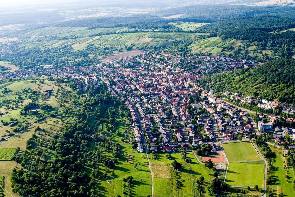 Luftbild: Ortsansicht der Straßen und Häuser der Wohngebiete im Ortsteil Dietlingen in Keltern im Bundesland Baden-Württemberg in Deutschland. Foto: IMG_12364.jpg vom 05.08.2008 durch Werner Riehm/FLY-FOTO.de