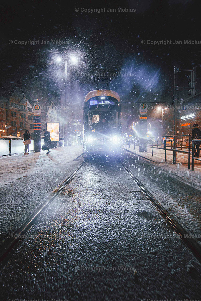 Goerdelerring | Der Goerdelerring ist ein zentraler Verkehrsknotenpunkt in Leipzig – geprägt von urbanem Leben, moderner Architektur und direkter Anbindung an Kultur, City und Nahverkehr. - Realisiert mit Pictrs.com