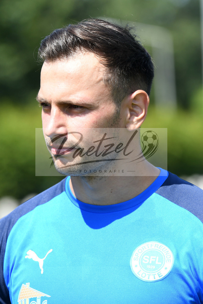 TRASFL20200713_0034 | Fussball, Herren: Alexander Langlitz (SF Lotte) schaut bei der Trainingseinheit von SF Lotte im Sportpark am Lotter Kreuz am 13.07.2020 in Lotte, Deutschland. - Realisiert mit Pictrs.com