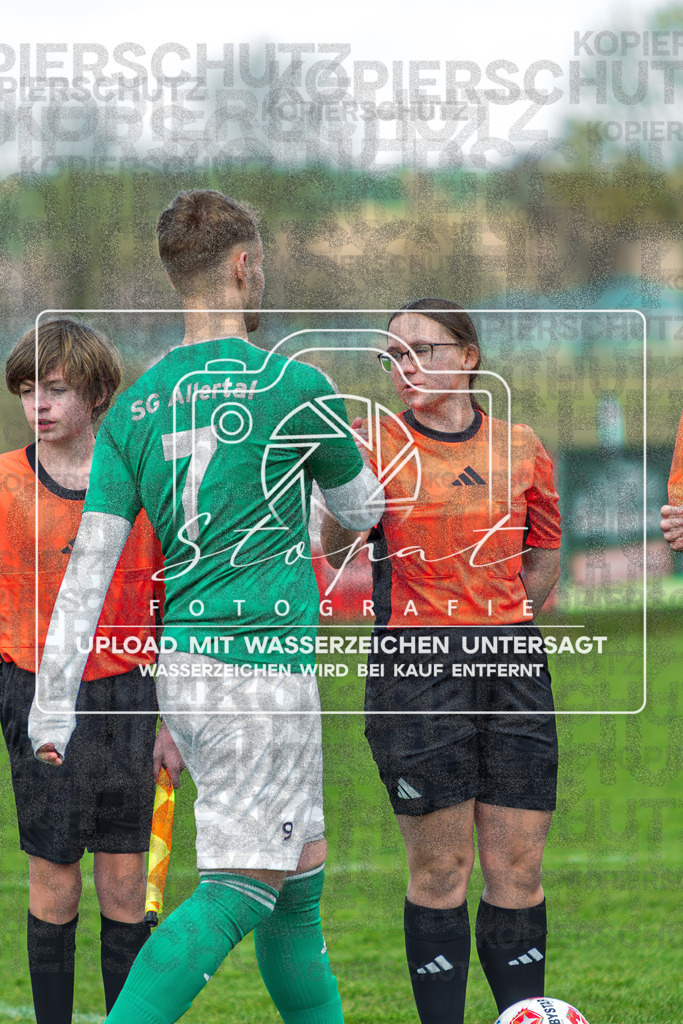 FGFS-SGA-1009 | Louis Evers (SG Allertal #07) und Katharina Schreider (Schiedsrichter) beim Herren Kreisliga HK Spiel zwischen  FG Fulde-Stellichte und SG Allertal im Fulder Zentralstadion, Fulde (Simon Paul Stopat) - Realisiert mit Pictrs.com