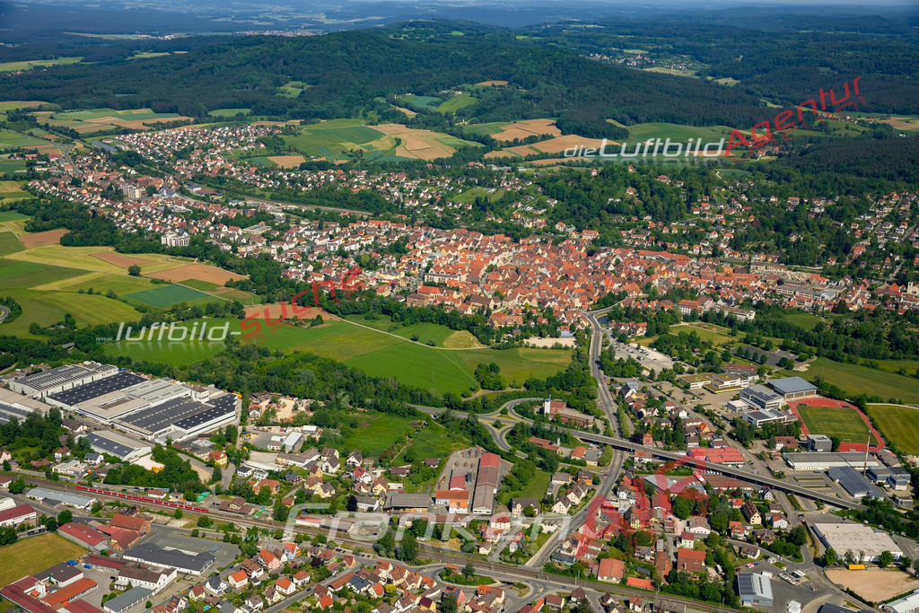 Das Luftbild zeigt  Hersbruck - Die Luftaufnahme wurde 2023 vom UL-Flugzeug aus erstellt ( keine Drohne ) - Hochauflösende Luftaufnahme - Für grossformatige Ausdrucke geeignet. Die Geschenkidee !Mit Lizenz und Bildrechte bestellbar