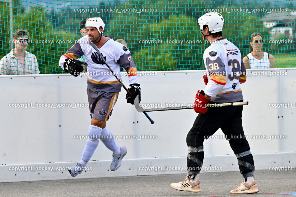VAS Ballhockey vs. HSC Eagles Poggersdorf | Jubel VAS Ballhockey Mannschaft, #90 Edlinger Patrick, #38 Kravanja Kristian, VAS Ballhockey vs. HSC Eagles Poggersdorf, VAS Ballhockey vs. HSC Eagles Poggersdorf am 14.07.2024 in Villach (Alpen Arena ), Austria, (Photo by Bernd Stefan)