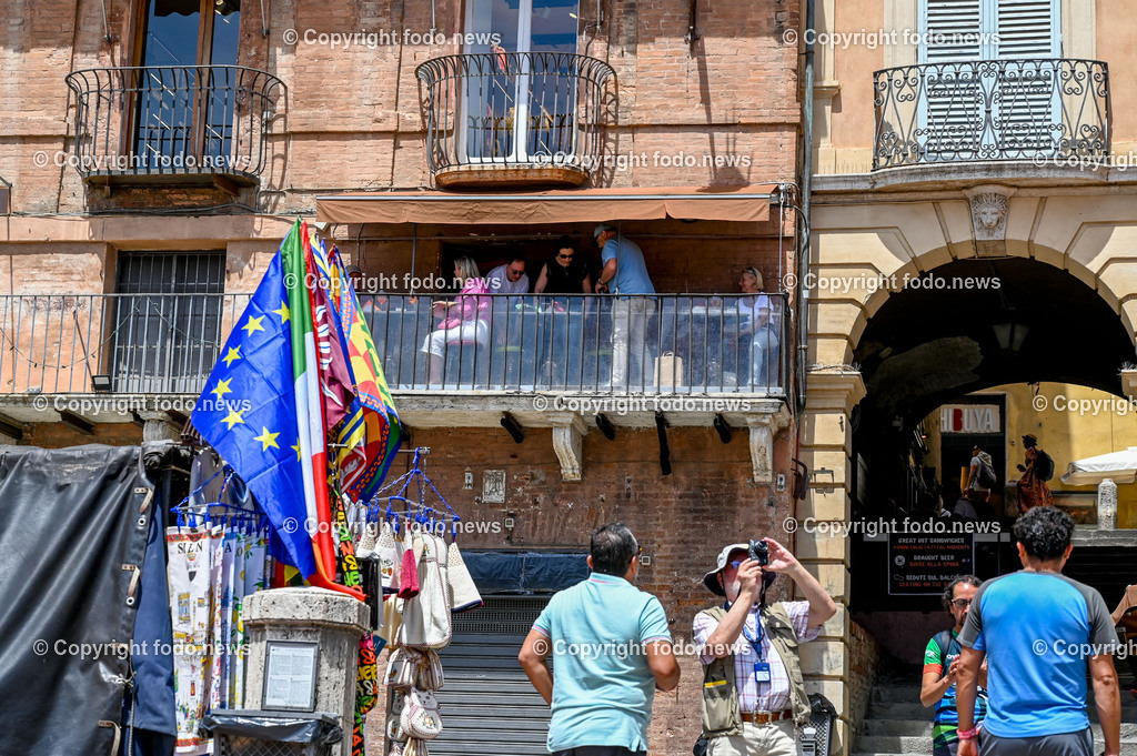 Italien_ Toscana_ Siena_ 27.05.2024-123 | 27.05.2024, Italien, ITA, Toskana, Siena im Bild Stadtansichten, Gebäude, Architektur, Touristen, Historisch, Souvenier, Piazza Del Campo, Dom von Siena


Siena ist Hauptstadt der Provinz Siena und gilt als eine der schönsten Städte der Toskana und Italiens. Die historische Altstadt gehört seit 1995 zum UNESCO-Welterbe. 

