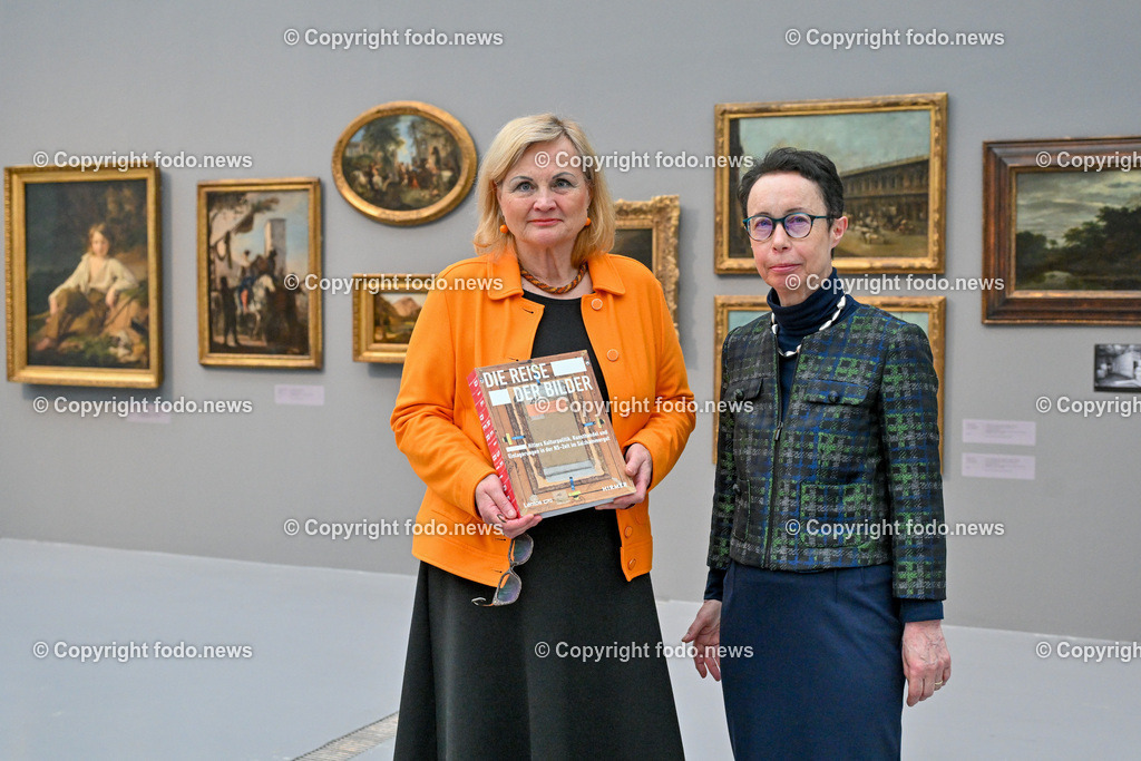 Lentos Kunstmuseum_ Die Reise der Bilder_ Hitlers Kulturpolitik_ 19.03.2024-35 | 19.03.2024, Linz, AUT, Lentos Kunstmuseum, Die Reise der Bilder, Hitlers Kulturpolitik, Kunsthandel und Einlagerungen in der NS-Zeit im Salzkammergut, im Bild Ausstellung, Sammlung, Leihgaben, Bilder, Kunstwerke

Elisabeth Nowak-Thaller (Projektleiterin - Die Reise der Bilder -, Vize-Direktorin Lentos und Kuratorin)
Birgit Schwarz (Expertin NS-Kunstpolitik, Gastkuratorin)