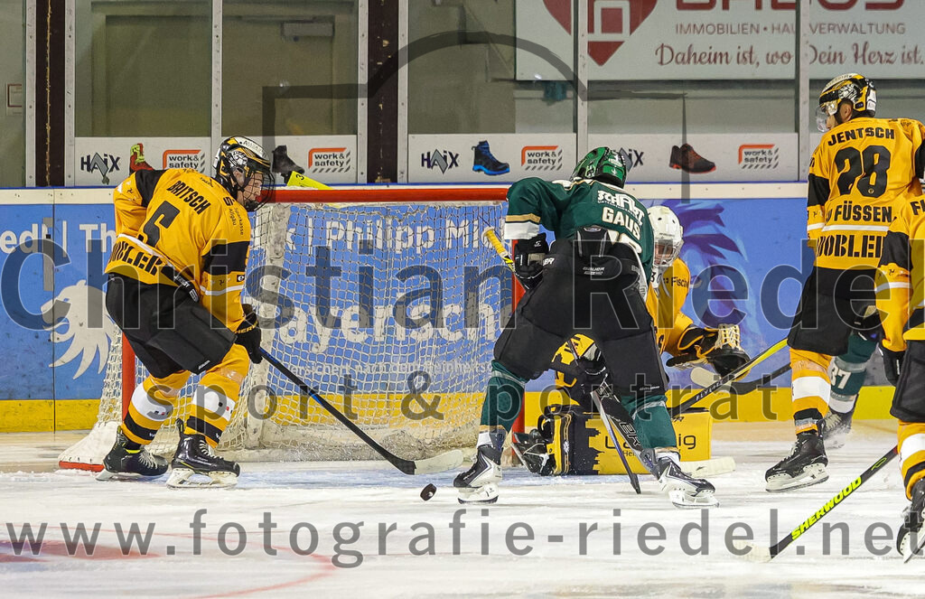 2025-08-22_117_TSV_Erding_gegen_EV_Fuessen | Erding, Deutschland, 22.08.2025:Eishockey, Oberliga Süd 2025 / 2026, Testspiel, TSV Erding gegen EV Füssen, Endergebnis: 1:4Lennart Britsch (EV Füssen, #5), Lukas Gaus (Erding Gladiators, #23), Torwart Timotej Pancur (EV Füssen, #30), Nicolas Jentsch (EV Füssen, #28)Foto: Christian Riedel / fotografie-riedel.net