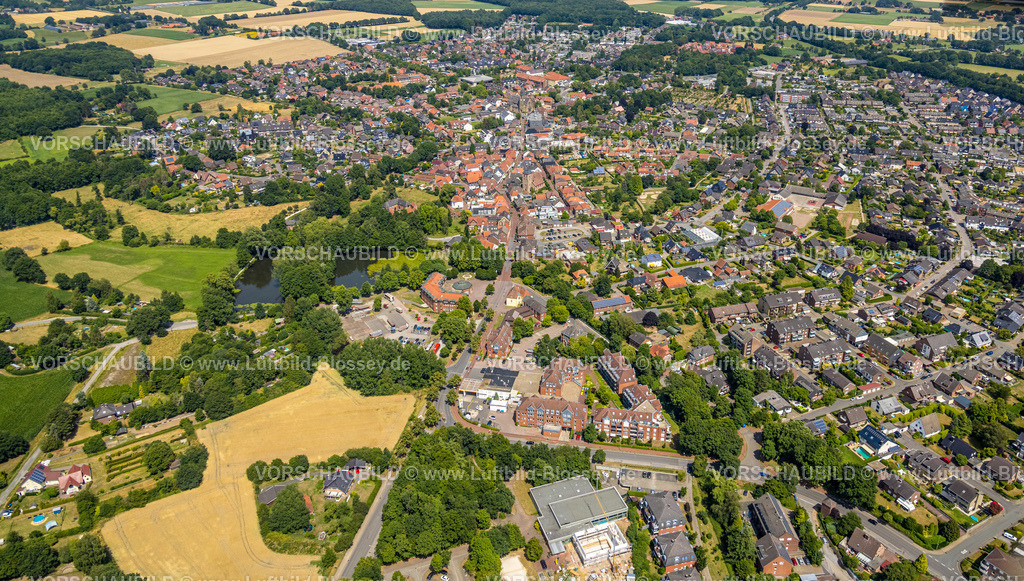 Schermbeck220703768 | Luftbild, Rathaus mit Mühlenteich, evang. Georgskirche Schermbeck, kath. St. Ludgerus Kirche Altschermbeck, Innenstadtansicht, Schermbeck, Ruhrgebiet, Nordrhein-Westfalen, Deutschland