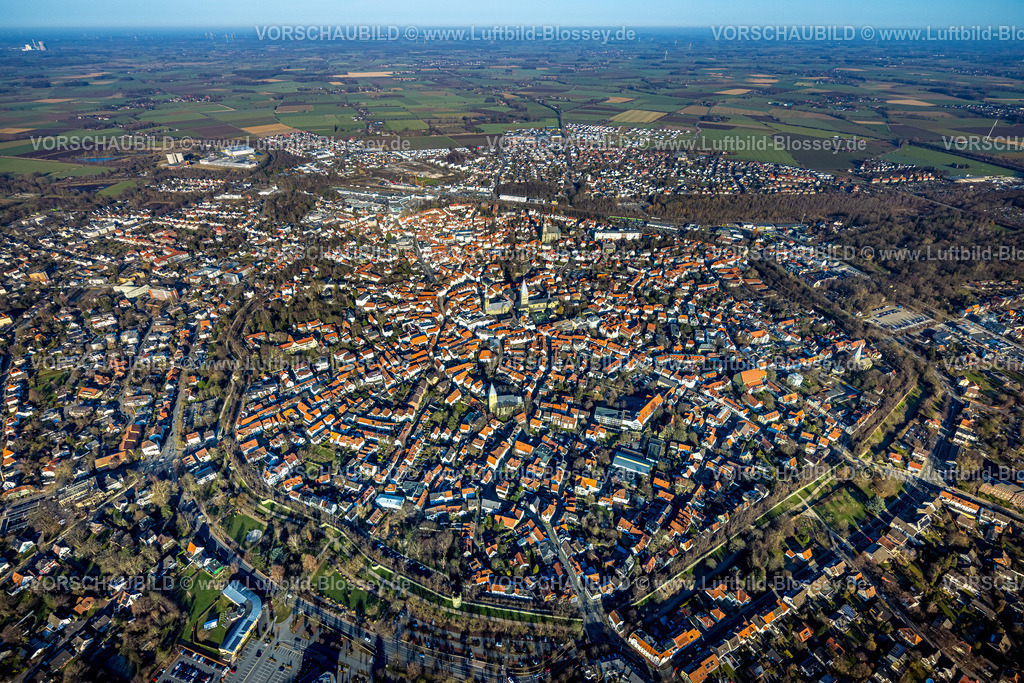 Soest260103783 | Luftbild, Altstadt mit Altstadtwall, Sankt-Petri-Kirche und St.-Patrokli-Dom kath. Kirche, Soest, Südwestfalen, Nordrhein-Westfalen, Deutschland