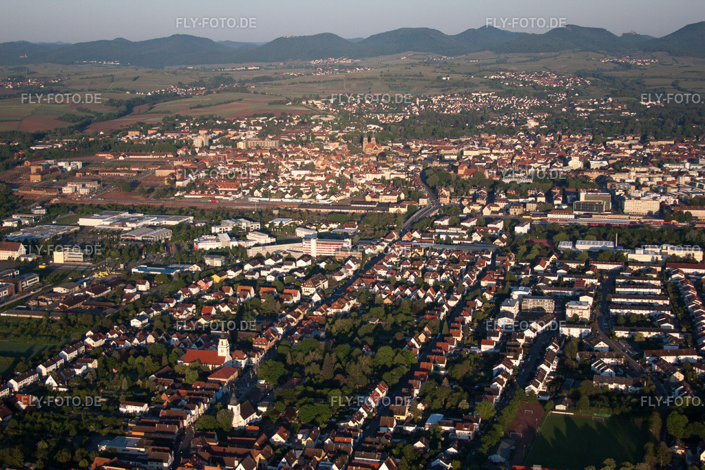 Ortsansicht | Luftbild: Ortsansicht im Ortsteil Queichheim in Landau im Bundesland Rheinland-Pfalz in Deutschland. Foto: IMG_64579.jpg vom 04.05.2014 durch Werner Riehm/FLY-FOTO.de - Realisiert mit Pictrs.com