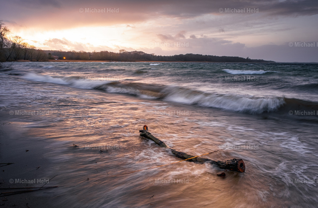 Wintersturm am Selenter See | Profi-Fotos über Schleswig-Holstein und dem ganzen Norden für Büro, Hotel, Ferienhaus, Ferienwohnung, Wohnzimmer, Arztpraxis uvm. jetzt bestellen. - Realisiert mit Pictrs.com