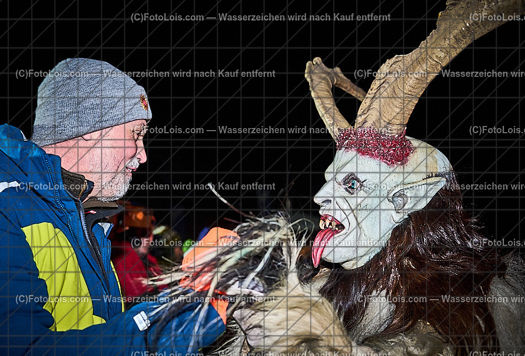 _ALP8239_NACHTderBALLONE_Lackenhof_Gaminger Oetscherteufel | ... mit dem Ballonsportclub Ötscherland aus Wieselburg, der Bergrettung Lackenhof mit einer Schauübung, der Perchtengruppe 'Gaminger Ötscherteufeln' und dem Musikverein Lackenhof,  So 28. Dezember 2025.       Einen wesentlichen Teil der Veranstaltung nahmen die 'Gaminger Ötscherteufeln' ein und machten aus dem Weitental vor der Ötscherlift-Talstation einen echten Hexenkessel.