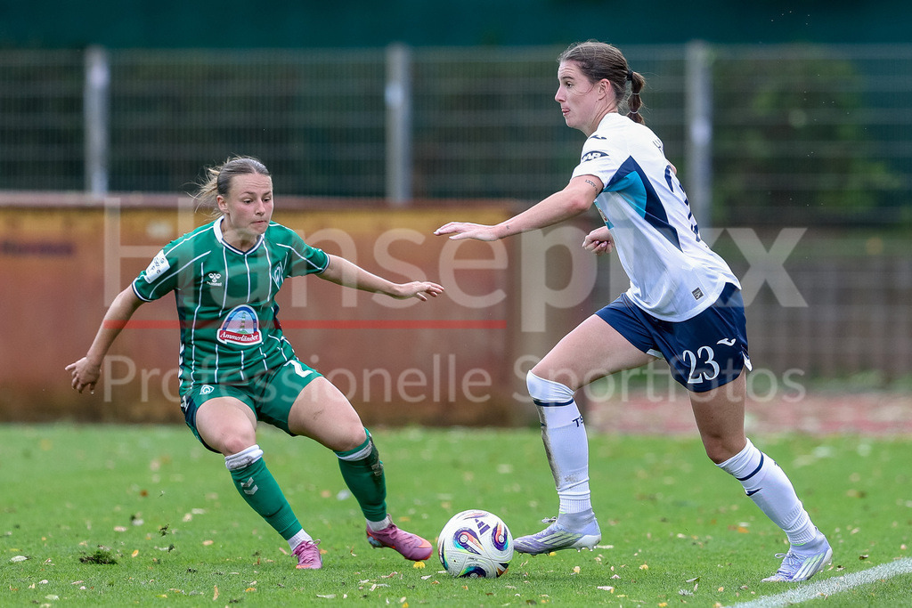 Fussball, Google Pixel Frauen-Bundesliga, SV Werder Bremen - TSG 1899 Hoffenheim | v.li.: Chiara D Angelo (SV Werder Bremen, 2) und Chiara Hahn (TSG 1899 Hoffenheim, 23) im Zweikampf, Duell, Dynamik, Aktion, Action, Spielszene, DIE DFB-RICHTLINIEN UNTERSAGEN JEGLICHE NUTZUNG VON FOTOS ALS SEQUENZBILDER UND/ODER VIDEOÄHNLICHE FOTOSTRECKEN. DFB REGULATIONS PROHIBIT ANY USE OF PHOTOGRAPHS AS IMAGE SEQUENCES AND/OR QUASI-VIDEO.
