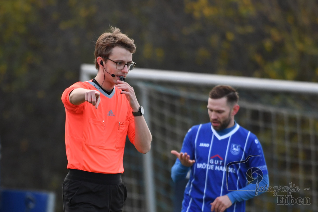 FC Rastede-FC Nordenham | Herren Bezirksliga 2; FC Rastede (blau)-FC Nordenham (gelbe Leibechen) am 16.11.2025 in Rastede (Sportanlage Köttersweg), Photo: Philip Eiben 2025 - Realisiert mit Pictrs.com