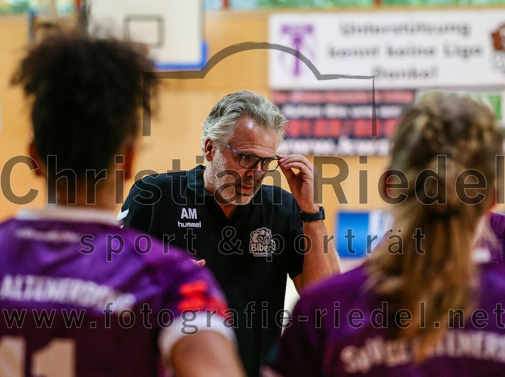 2023-10-14_081_SpVgg_Altenerding_gegen_HSG_Freising_Neufahrn_Damen | Erding, Deutschland, 14.10.2023:
Handball, Bezirksliga Frauen Altbayern 2023 / 2024, 3. Spieltag, SpVgg Altenerding II gegen HSG Freising-Neufahrn II, Endergebnis: 23:28

Trainerin Andreas Mittermeier (SpVgg Altenerding)

Foto: Christian Riedel / fotografie-riedel.net